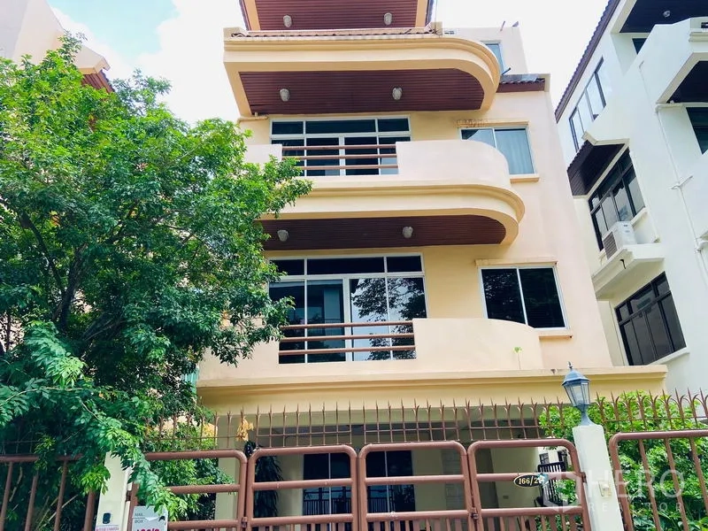 บ้าน ให้เช่าในWatthana, Bangkok - บ้านเดี่ยวสีครีมสูง 3 ชั้น ระเบียงโค้ง หน้าต่างบานใหญ่ และรั้วหน้าบ้าน