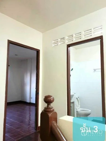 联排别墅 出售在Khlong Toei, Bangkok - 楼梯过道，旁边为白色瓷砖浴室与卧室入口