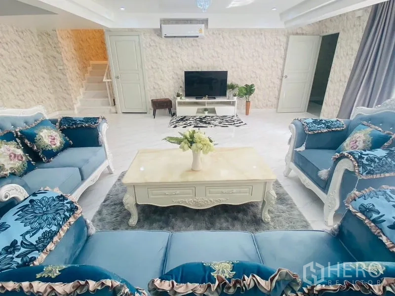 คอนโด ให้เช่าหรือขายในWatthana, Bangkok - ห้องนั่งเล่นพร้อมชั้นวางทีวี โต๊ะกลางสไตล์คลาสสิก และโซฟาสีน้ำเงินเข้าชุด