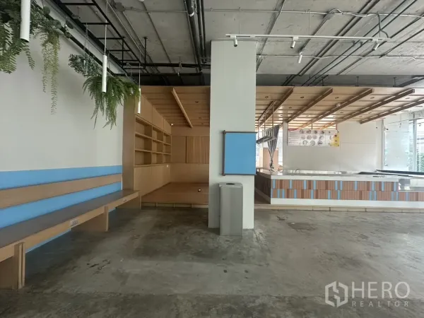 พื้นที่ขายปลีก ให้เช่า - พื้นที่เปิดโล่ง มีม้านั่งบิวท์อิน พืชแขวน ชั้นวาง และไฟราง