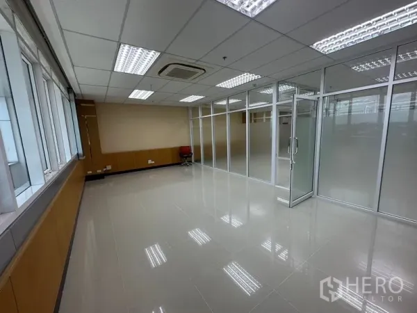 办公空间 出租在Suan Luang, Bangkok - 长窗工作区，吊顶空调，旁侧为玻璃隔断会议室。