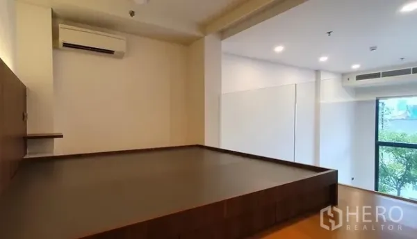 คอนโด ขายในWatthana, Bangkok - พื้นที่เตียงชั้นลอยกว้าง มีเครื่องปรับอากาศและหน้าต่างบานใหญ่เห็นวิวต้นไม้