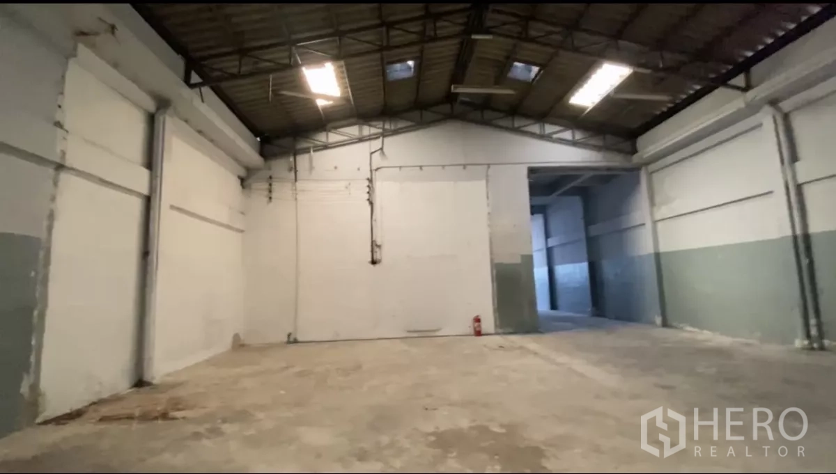 โรงงาน ให้เช่าในBang Phli, Samut Prakan - ห้องโกดังแยกเชื่อมด้วยช่องเปิดกว้าง มีถังดับเพลิงติดผนัง