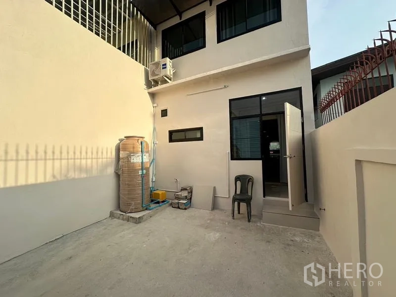 ทาวน์เฮาส์ ให้เช่าหรือขายในPhra Khanong, Bangkok - ห้องน้ำที่สอง โทนเทา มีอ่างล้างหน้าแขวนผนัง กระจก และโถสุขภัณฑ์