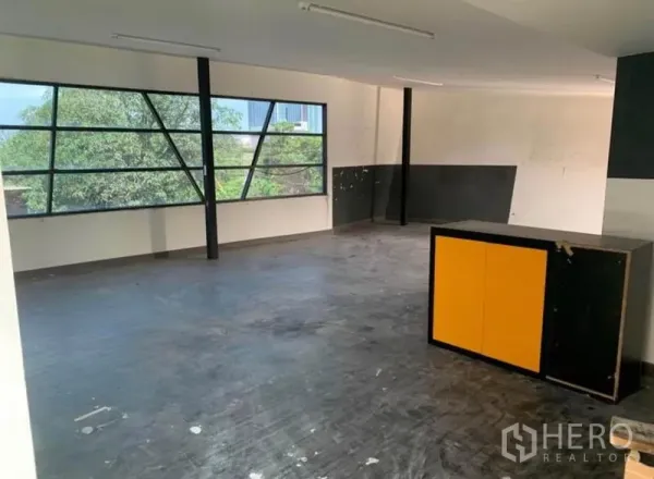 คลังสินค้า ให้เช่าในSamut Prakan - พื้นที่สำนักงานชั้นสอง หน้าต่างมุมใหญ่รับแสงธรรมชาติ มองเห็นลานด้านนอก