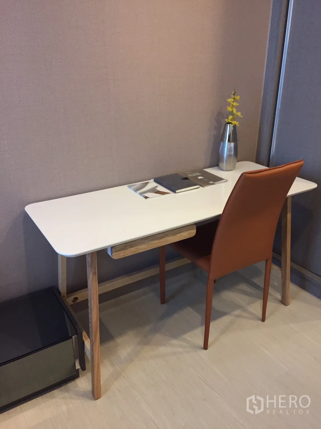 คอนโด ให้เช่าในKhlong Toei, Bangkok - มุมโต๊ะทำงานสไตล์มินิมอล เก้าอี้สีน้ำตาล พร้อมแจกันตกแต่ง