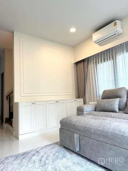 Detached House for rent in Bang Phli, Samut Prakan - Cozy corner sitting area with built-in storage cabinets and wall-mounted air conditioner.