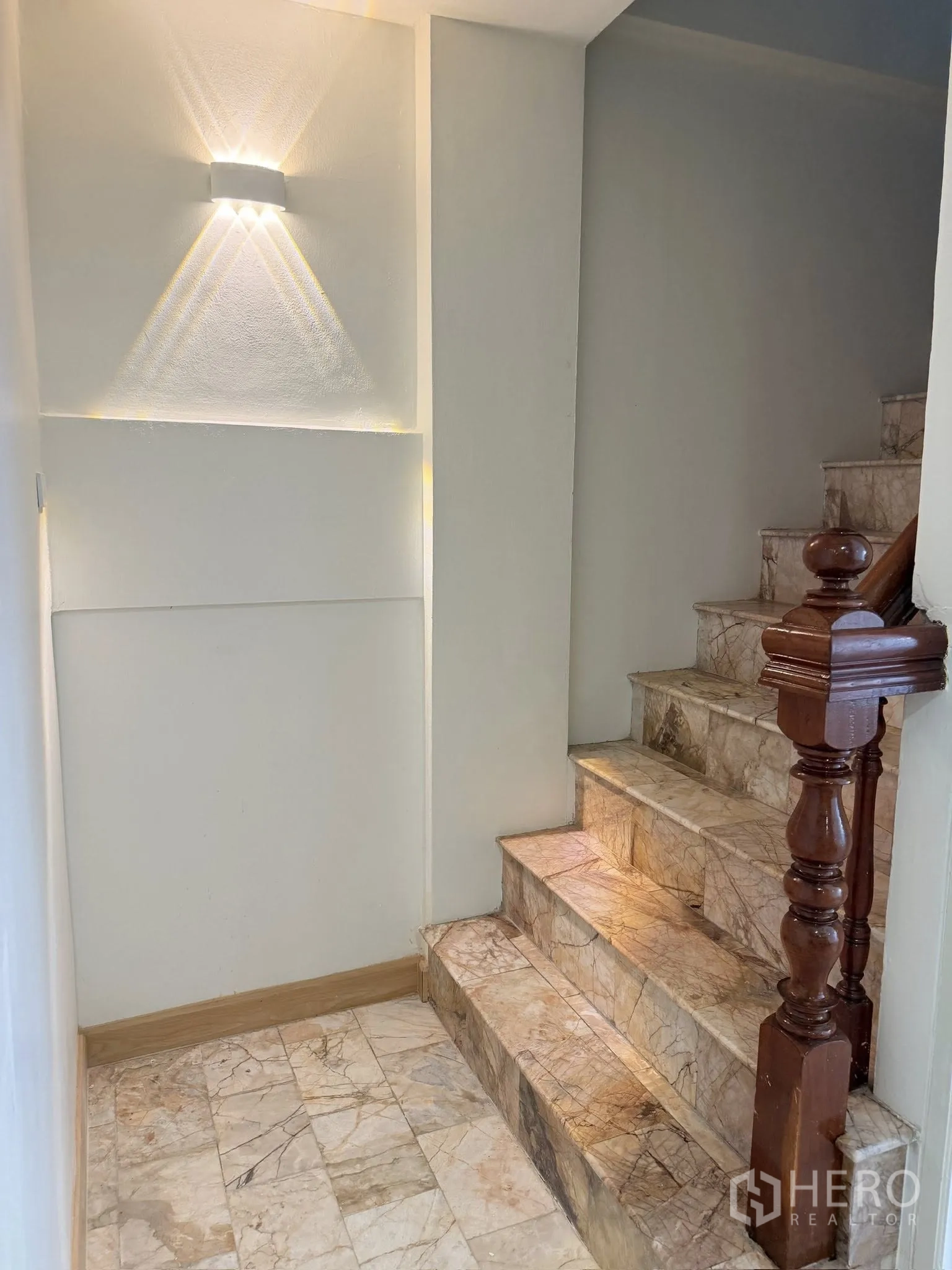 联排别墅 for rent or sale in Yan Nawa, Bangkok - 楼梯平台，壁灯照明与大理石台阶