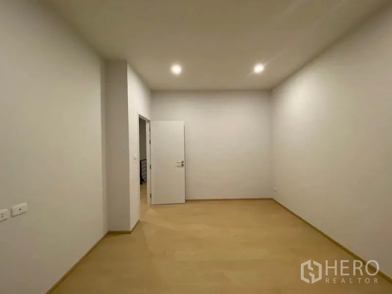 ทาวน์เฮาส์ ให้เช่าในPrawet, Bangkok - ห้องโล่งพร้อมแสงไฟนุ่มนวล และประตูเปิดสู่ทางเดิน