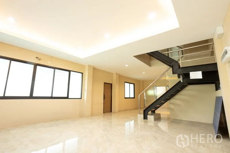 สำนักงานที่บ้าน ให้เช่าในBang Khen, Bangkok - พื้นที่เปิดโล่งมีหน้าต่างบานใหญ่และบันไดเหล็กสไตล์โมเดิร์น