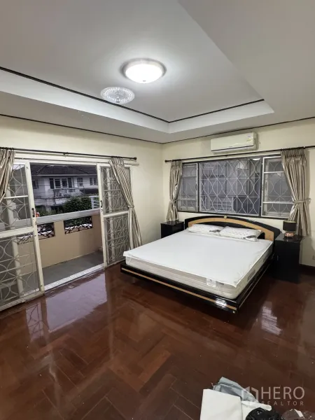 บ้าน ให้เช่าในMin Buri, Bangkok - ห้องนอนใหญ่พื้นปาร์เกต์กว้างขวาง มีประตูเลื่อนออกสู่ระเบียง