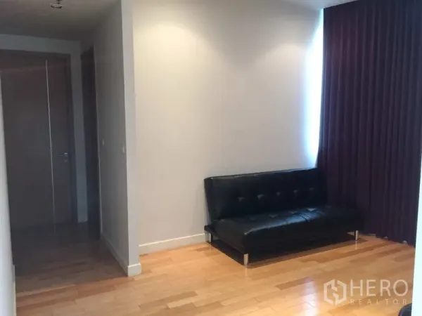 คอนโด ขายในKhlong Toei, Bangkok - มุมทำงานเงียบสงบ โซฟาหนังสีดำ ไฟดาวน์ไลท์ และผ้าม่านทึบสีม่วง