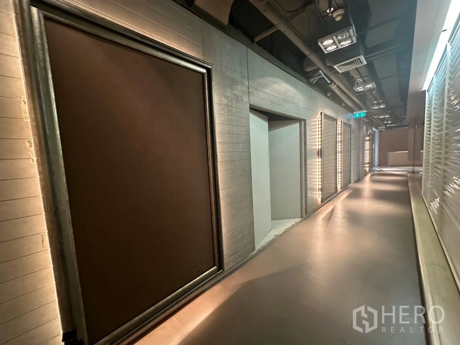 สำนักงาน ให้เช่าในKhlong Toei, Bangkok - โถงไฟบรรยากาศนุ่มนวล มีช่องประตูสู่ห้องบริการ