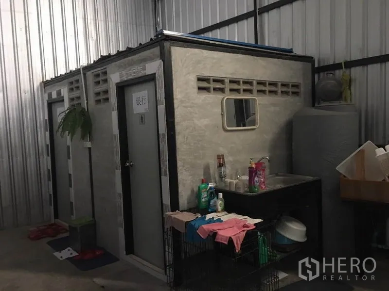 Warehouse for rent in Bang Kapi, Bangkok - Onsite restrooms and utility sink inside the metal-clad warehouse.