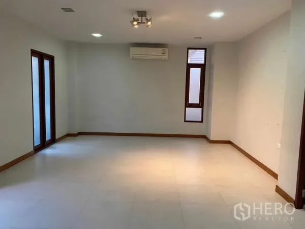 Detached House for sale in Bang Khun Thian, Bangkok - Spacious tiled living room with air conditioner, recessed lights and sliding doors.
