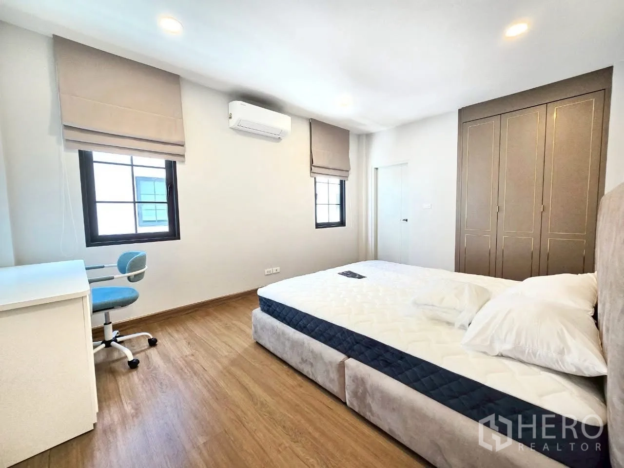 独栋房屋 for rent in Bang Phli, Samut Prakan - 卧室配书桌、衣柜与两扇窗