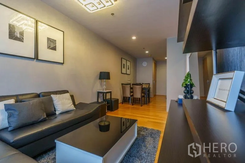 คอนโด ให้เช่าหรือขายในBang Rak, Bangkok - โถงนั่งเล่นเชื่อมรับประทานอาหาร พื้นไม้ และไฟดาวน์ไลท์สมัยใหม่