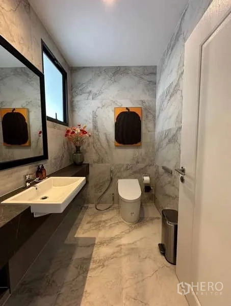 บ้าน ให้เช่าในLat Krabang, Bangkok - ห้องน้ำแขก ผนังลายหินอ่อน และโถสุขภัณฑ์อัตโนมัติ