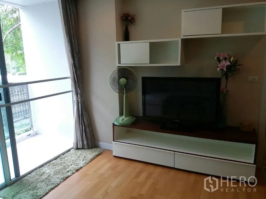 คอนโด ให้เช่าในPhaya Thai, Bangkok - ชั้นวางทีวีและตู้ลอยในห้องนั่งเล่นข้างประตูกระจกออกสู่ระเบียง