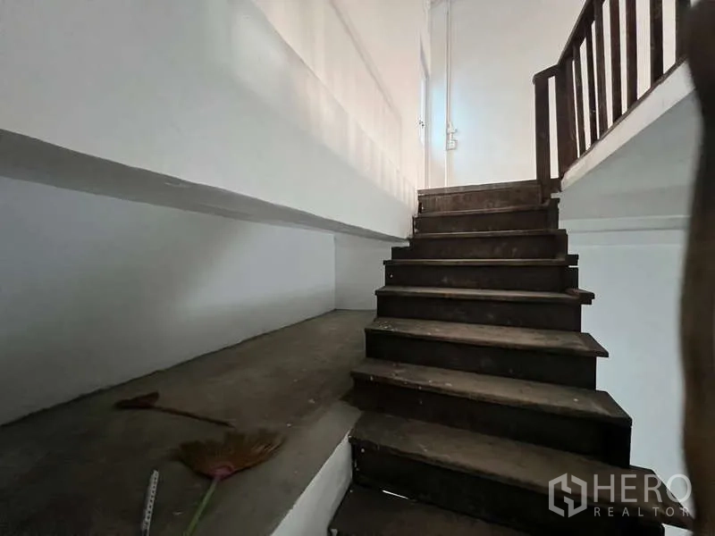 อาคารพาณิชย์ ให้เช่าในWatthana, Bangkok - ภาพใกล้ของบันไดไม้และชานพักภายในสีขาว