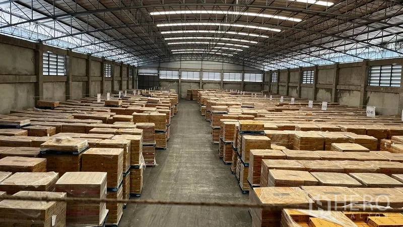 工厂 出租或出售在Pathum Thani - 仓内中央通道，两侧整齐堆放托盘货物