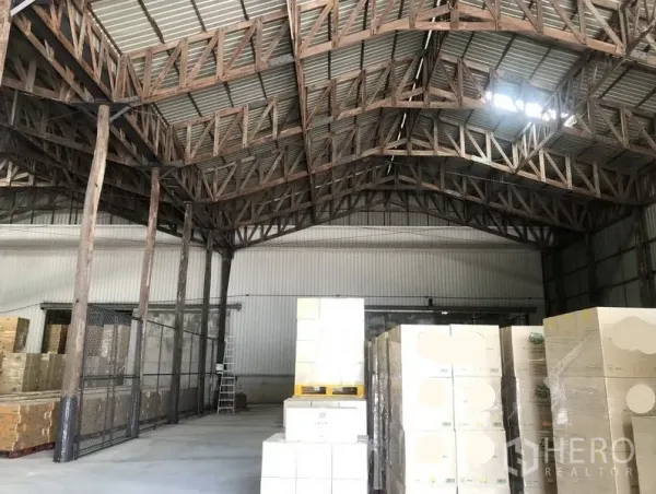 คลังสินค้า ให้เช่าในPak Kret, Nonthaburi - โซนโกดังหลังคาทรัสเหล็กไม้ วางสินค้าเรียงพร้อมกระจายสินค้า