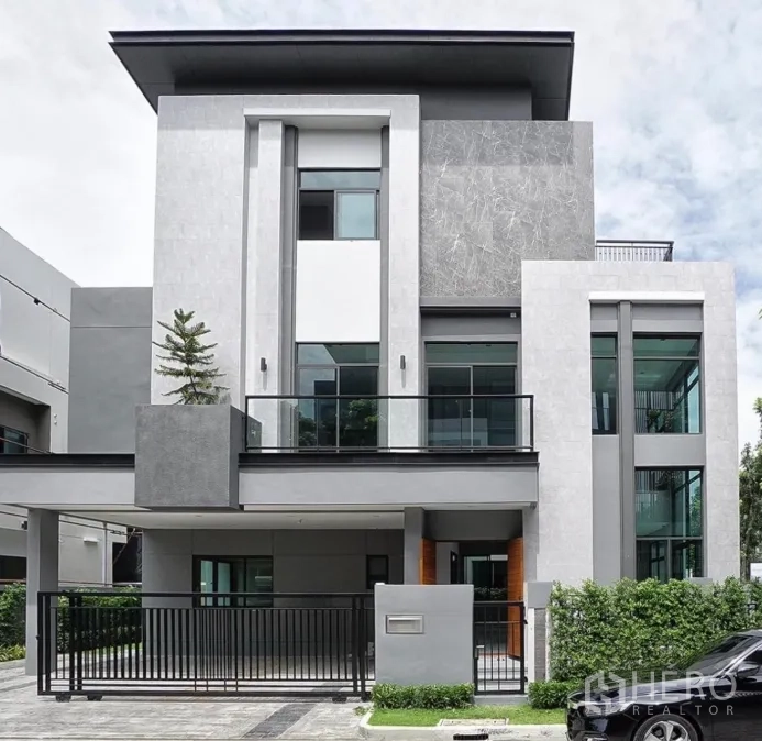 บ้าน ให้เช่าหรือขายในPhra Khanong, Bangkok - ด้านหน้าบ้านเดี่ยว 3 ชั้นสไตล์โมเดิร์น พร้อมระเบียง กระจกสูง และที่จอดรถรั้วรอบ