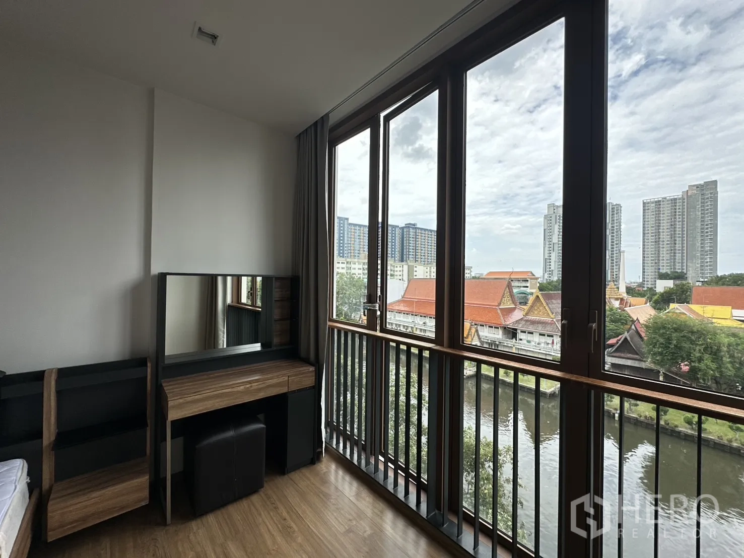 คอนโด for rent in Watthana, Bangkok - มุมห้องนอนพร้อมหน้าต่างเต็มผนังและวิวคลอง