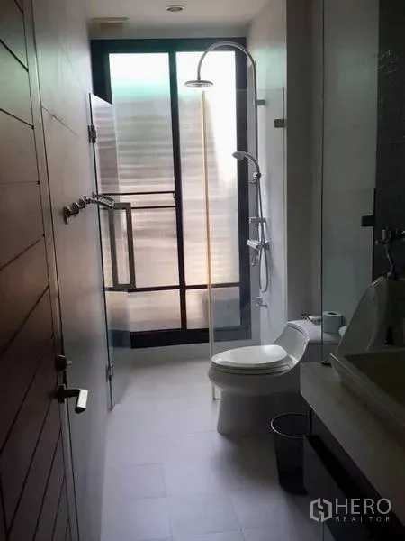 สำนักงานที่บ้าน ให้เช่าหรือขายในBang Rak, Bangkok - ห้องน้ำทรงลึก พร้อมฉากกั้นอาบน้ำแบบกระจก ฝักบัวเรนชาวเวอร์ และหน้าต่างฝ้า
