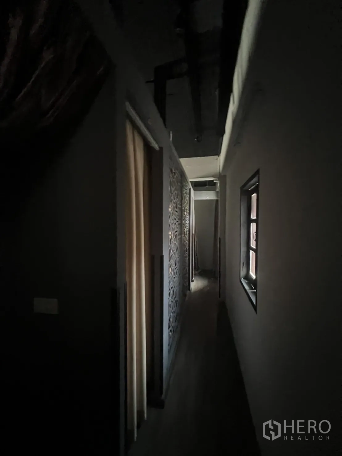 พื้นที่ขายปลีก ให้เช่าในWatthana, Bangkok - ทางเดินสลัวเพดานสีเข้มและฉากกั้นลายภายในร้าน