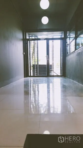 สำนักงานที่บ้าน ให้เช่าในChatuchak, Bangkok - โถงทางเดินพื้นเงา เปิดสู่ประตูกระจกหน้าอาคาร