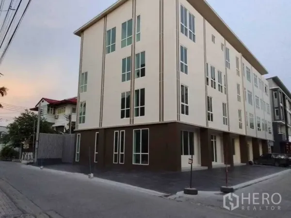 สำนักงานที่บ้าน ขายในHuai Khwang, Bangkok - อาคารโฮมออฟฟิศสี่ชั้นสมัยใหม่ มุมอาคารพร้อมหน้าต่างสูง