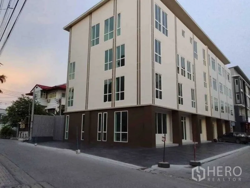 สำนักงานที่บ้าน ขายในHuai Khwang, Bangkok - อาคารโฮมออฟฟิศสี่ชั้นสมัยใหม่ มุมอาคารพร้อมหน้าต่างสูง