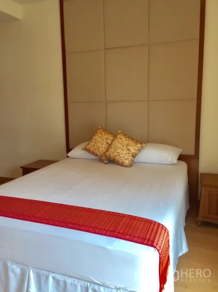 คอนโด ให้เช่าในKhlong Toei, Bangkok - ห้องนอนรองเตียงควีนพร้อมหัวเตียงบุผ้าและผ้าพาดเตียงสีแดง