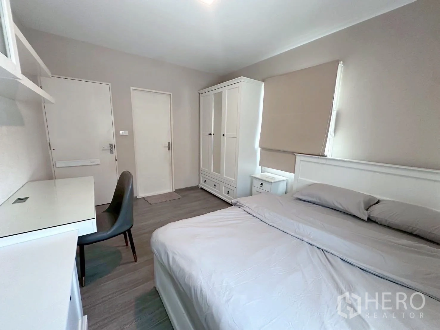 独立式住宅 出租或出售在Bang Phli, Samut Prakan - 次卧另一角度，展示学习区与收纳