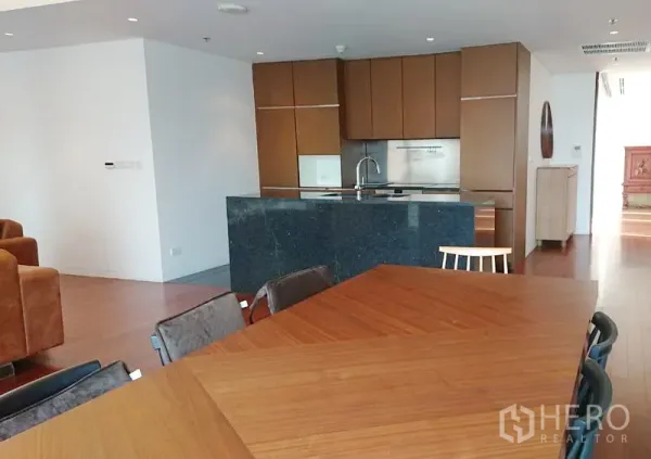 คอนโด ขายในPathum Wan, Bangkok - ครัวสมัยใหม่มีไอส์แลนด์หินสีเข้ม ตู้บิลท์อิน เครื่องใช้ครบ ถัดจากโต๊ะทานอาหาร