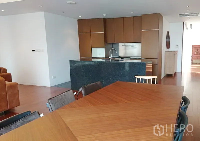 คอนโด ขายในPathum Wan, Bangkok - ครัวสมัยใหม่มีไอส์แลนด์หินสีเข้ม ตู้บิลท์อิน เครื่องใช้ครบ ถัดจากโต๊ะทานอาหาร