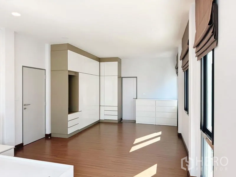 Detached House for rent in Bang Phli, Samut Prakan - Custom built-in wardrobe cabinets in a bright bedroom.