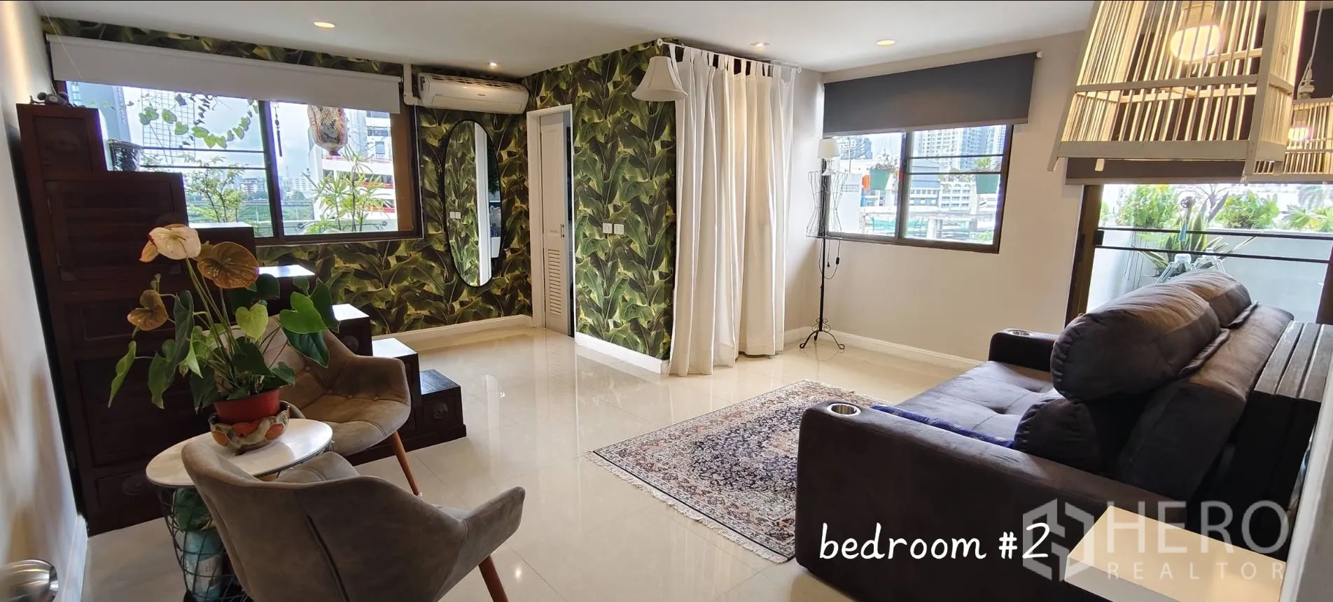คอนโด for rent in Watthana, Bangkok - ห้องนอนที่สองตกแต่งวอลเปเปอร์ลายใบไม้ มีมุมนั่งเล่นและหน้าต่างสองด้าน