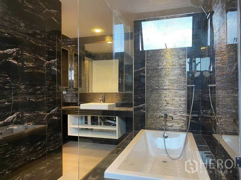 คอนโด ให้เช่าในKhlong Toei, Bangkok - ห้องน้ำหรูมีอ่างอาบน้ำ ฝักบัวเรนชาวเวอร์คู่ และเคาน์เตอร์อ่างล้างหน้าหลังผนังกระจก