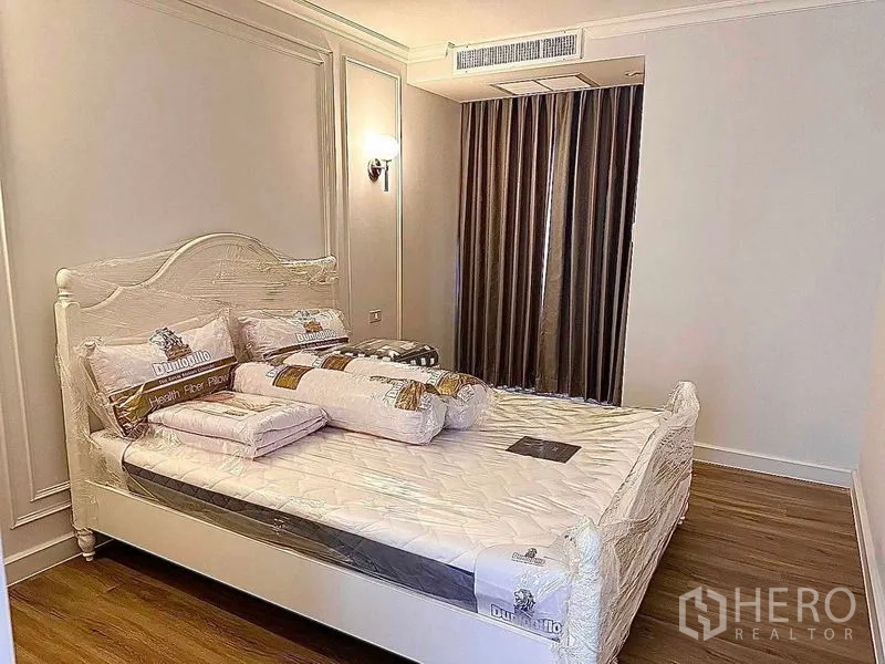 คอนโด ให้เช่าในKhlong Toei, Bangkok - ห้องนอนเตียงสีขาว ที่นอนใหม่ และผ้าม่านทึบแสง