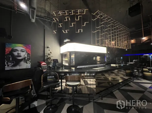 พื้นที่ขายปลีก ให้เช่าในKhlong Toei, Bangkok - อีกมุมของพื้นที่บาร์ฟิตอิน เพดานสูงและไฟตกแต่งดีไซน์