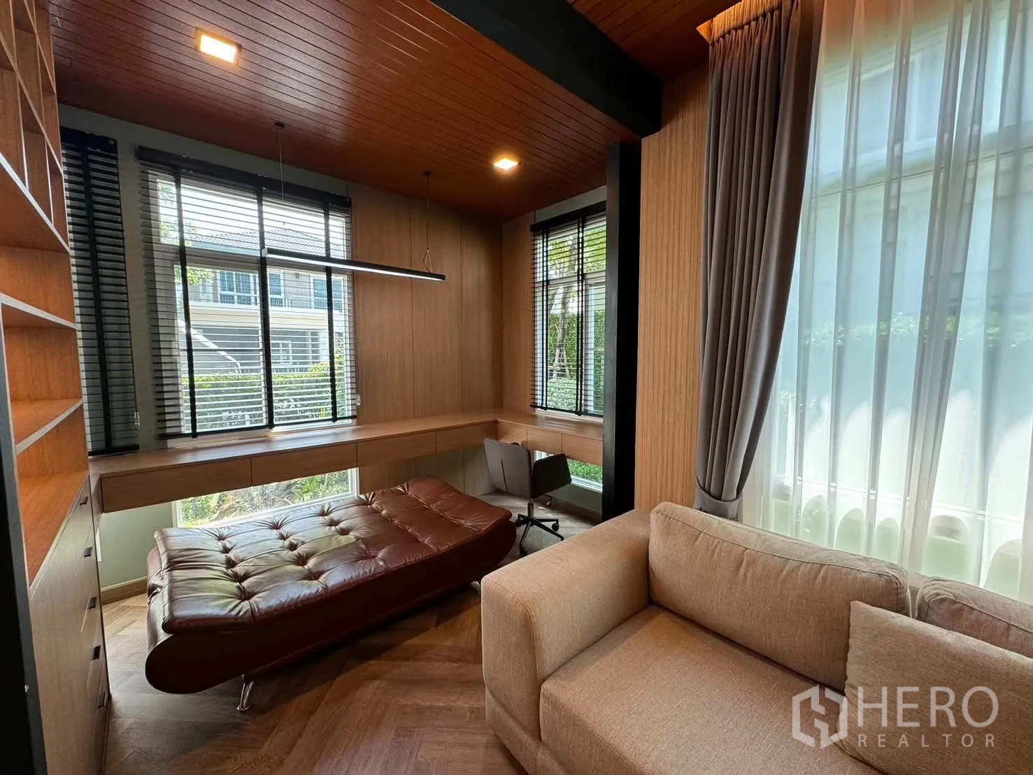 独栋房屋 for rent in Prawet, Bangkok - 宽敞客厅设转角沙发与发光置物架。