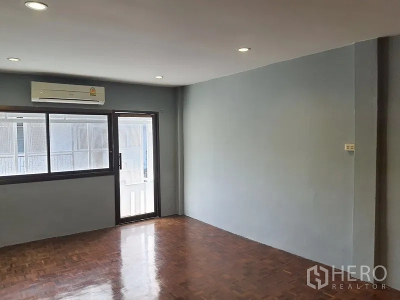 อาคารพาณิชย์ ให้เช่าในPhra Khanong, Bangkok - ห้องสว่าง มีหน้าต่างบานเลื่อน ทางออกสู่ระเบียง และเครื่องปรับอากาศติดผนัง