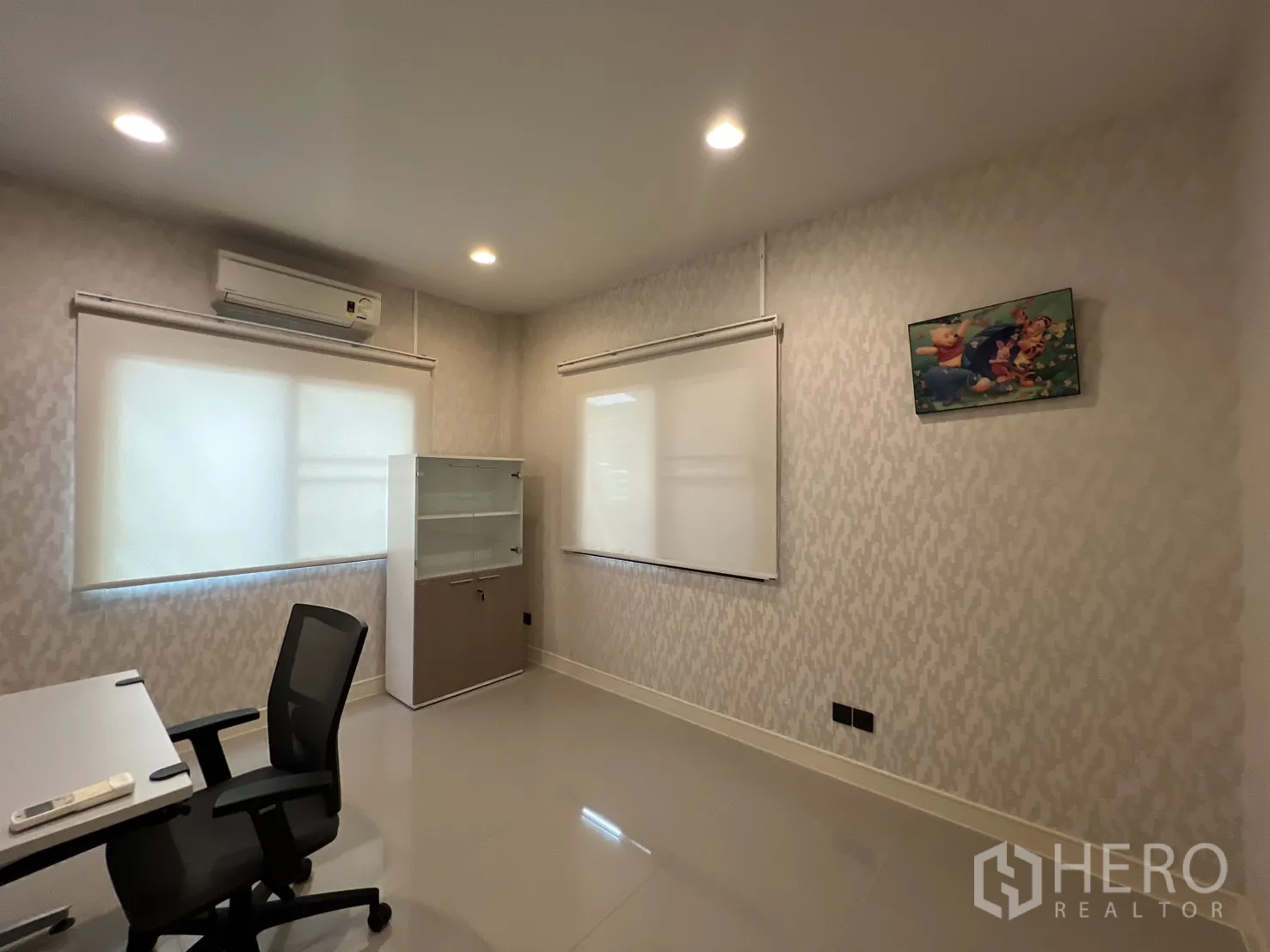 独立式住宅 出售在Bang Kapi, Bangkok - 一层多功能房布置为书房，卷帘与空调。