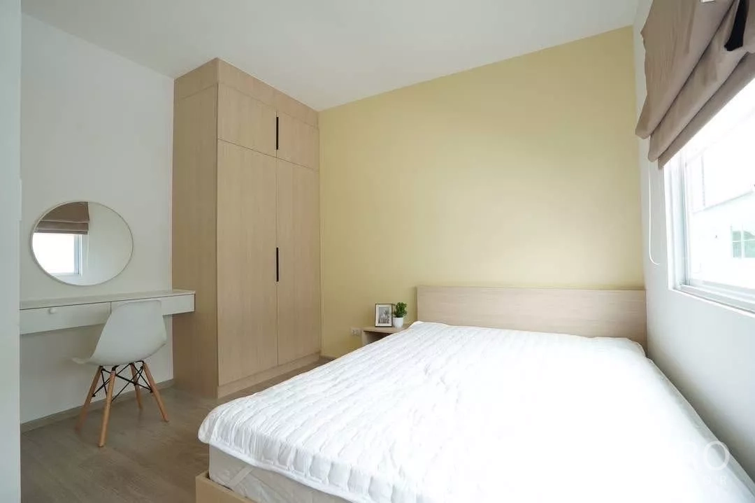 ทาวน์เฮาส์ ให้เช่าในBang Phli, Samut Prakan - ห้องนอนรองมีตู้เสื้อผ้า มุมโต๊ะเครื่องแป้ง และหน้าต่างรับแสง