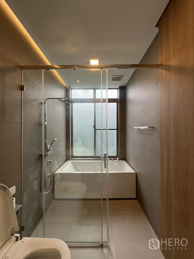 独立式住宅 出租在Saphan Sung, Bangkok - 卫浴间，玻璃淋浴与靠窗浴缸