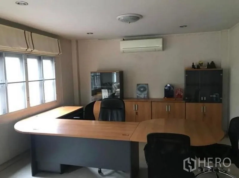 บ้าน ขาย - ห้องทำงานพร้อมโต๊ะรูปตัว L ตู้เก็บของ และแสงสว่างจากหน้าต่าง