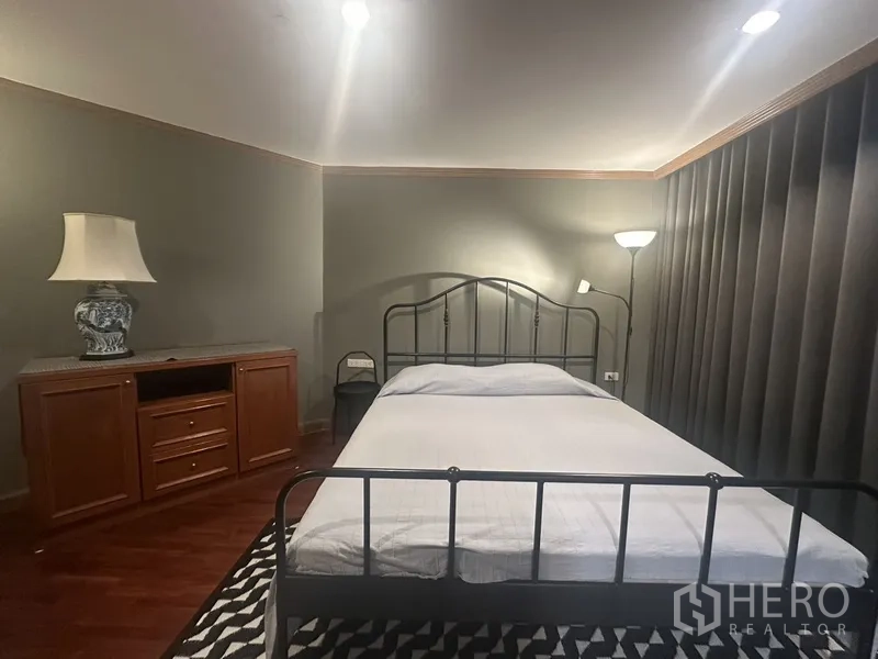 คอนโด ขายในWatthana, Bangkok - ดีเทลห้องนอน เตียงเหล็ก ตู้ไซด์บอร์ด และโคมไฟพื้น