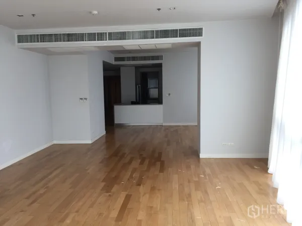 คอนโด ให้เช่าในKhlong Toei, Bangkok - โถงนั่งเล่นและรับประทานอาหารแบบเปิดโล่ง พื้นไม้สีอ่อน พร้อมแอร์แบบฝังฝ้า